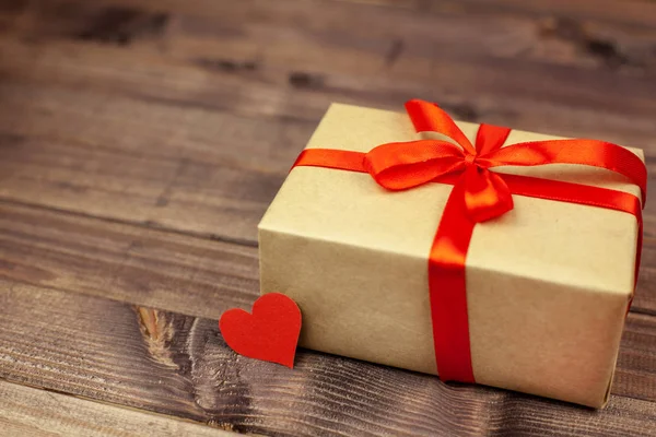 Caja Regalo Con Cinta Roja Corazón Sobre Fondo Madera Espacio — Foto de Stock