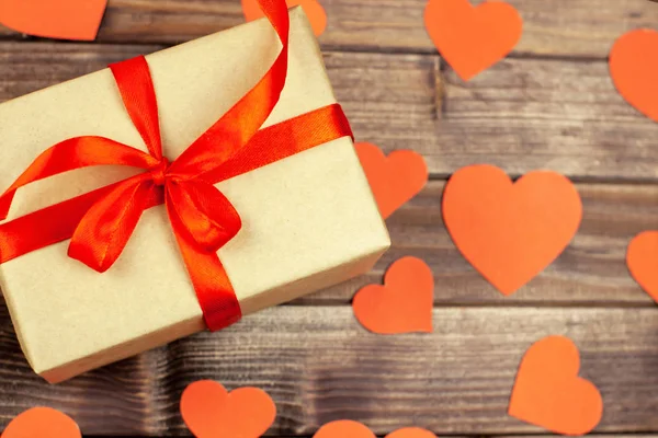 Hediye kutusu ahşap üstten görünüm arka plan üzerinde kırmızı kalp