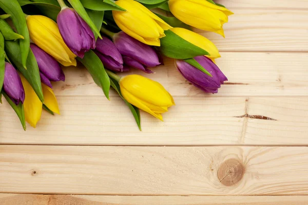 Buket sarı ve mor laleler açık ahşap renkli hediye 8 Mart tarihinde ana sayfa görünümü