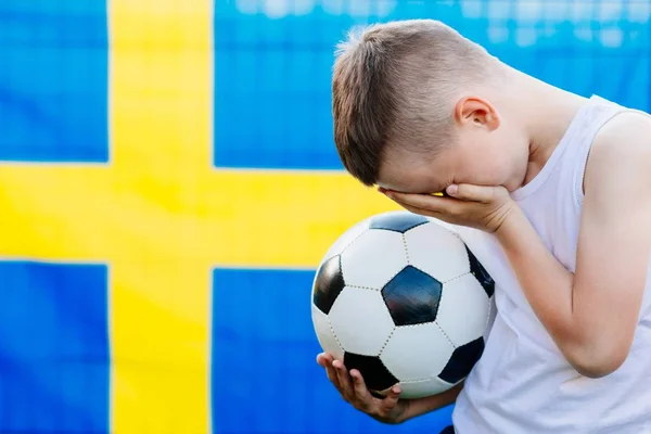 Разочарованный Болельщик Сборной Швеции Футболу Мальчик Шведским Флагом Футбольный Фанат — стоковое фото