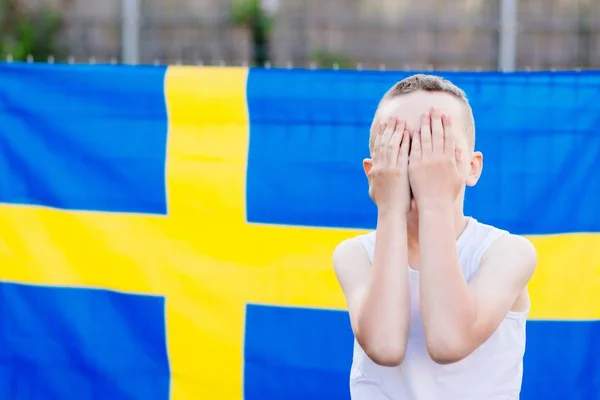 Besviken Sverige Fotboll Team Anhängare Barn Pojke Med Sverige Flagga — Stockfoto