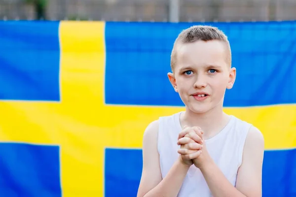 Sveriges Fodboldlandshold Støtter Barnedreng Med Svensk Flag Der Beder Mål - Stock-foto