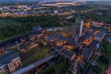 Hava dron görünümü siyah kömür madeni alacakaranlıkta. Sosnica, Gliwice, Silesia, Polonya