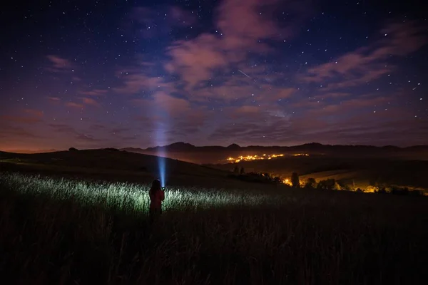 Giovane Donna Felice Alla Notte Stellata Montagna Puntando Torcia Elettrica — Foto Stock