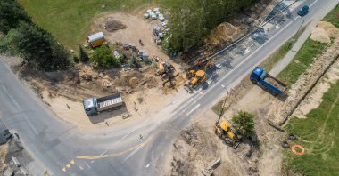 Havadan görünümü yol kelime üzerinde. Dolambaçlı inşaat. Taşıma ve lojistik kavramı.