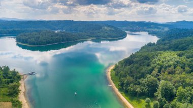 Hava dron görünümü Lehçe Bieszczady dağlarında güzel Solina gölde. Solina, Polonya