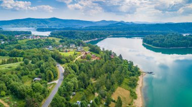 Hava dron görünümü Lehçe Bieszczady dağlarında güzel Solina gölde. Solina, Polonya