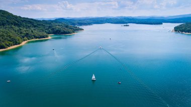Yelkenli Lehçe Bieszczady dağlarında güzel Solina gölde. Solina, Polonya