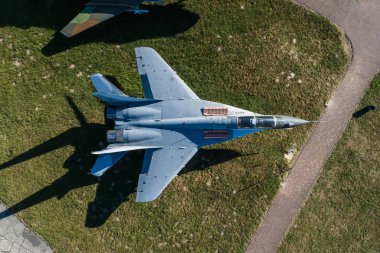 Eski Rus jet avcı ile askeri hava üssüne hava dron görünümü. Uçak Mezarlığı