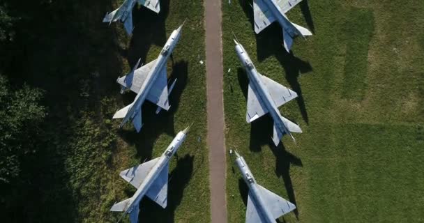 Volo Sopra Base Aerea Militare Con Vecchi Caccia Reazione Cimitero — Video Stock