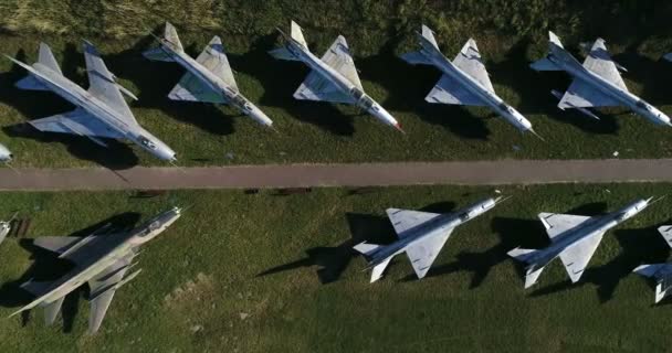 Volo Sopra Base Aerea Militare Con Vecchi Caccia Reazione Cimitero — Video Stock