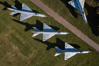 Eski jet avcı hava dron görünümü. Uçak Mezarlığı