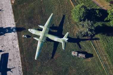 Drone görünümü onmilitary pervane nakliye uçakları yukarıda. Askeri Havaalanı