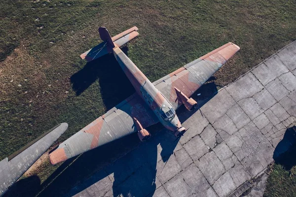上述无人机的看法对旧二战军用螺旋桨运输机 军用飞机场 — 图库照片