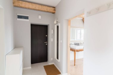 Modern daire giriş kapıları ve interkom salonu. Gri duvar. Modern, aydınlık tavan daire.