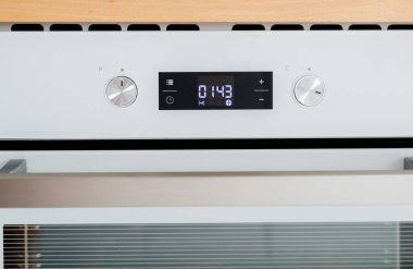 Sıcaklık düzenleme denetim masası ve topuzlar modern elektrikli mutfak Ocak