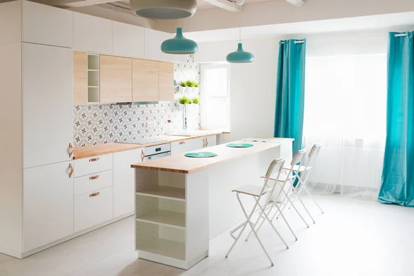 Сучасні Білі Кухонні Шафи Індукційною Панеллю Відкрита Світла Кухня Білими — стокове фото