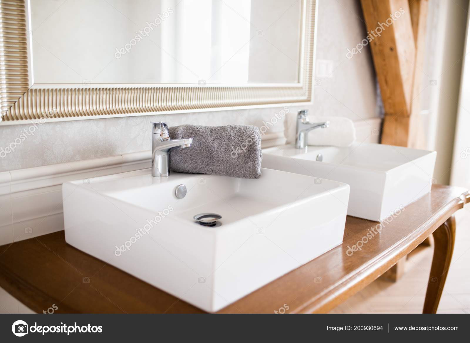 Zwei Weiße Waschbecken Vintage Stil Loft Bad — Stockfoto © djedzura ... Zwei Weiße Waschbecken Vintage Stil Loft Bad — Stockfoto © djedzura ...
