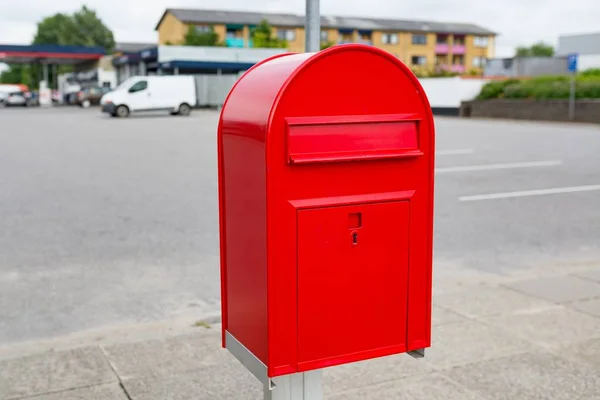 Red Classic Metal Post Letter Box — Stock Photo, Image