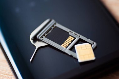 Mikro sim ve hafıza kartı micro sd tepsi içinde smartphone