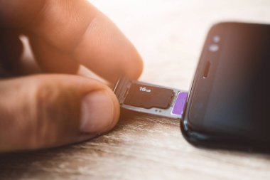 Adam hafıza kartı ve SIM kartı smartphone için ekleme