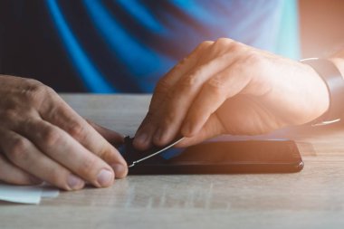Adam uygulanan koruyucu ekran koruyucusu onun akıllı telefon dokunmatik ekran üzerinde
