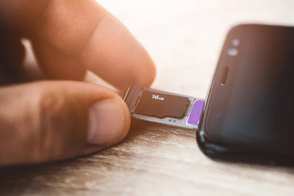 Hombre Insertando Tarjeta Memoria Tarjeta Sim Teléfono Inteligente — Foto de Stock