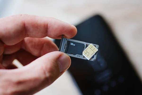 Man Invoegen Memory Card Sim Kaart Naar Smartphone — Stockfoto