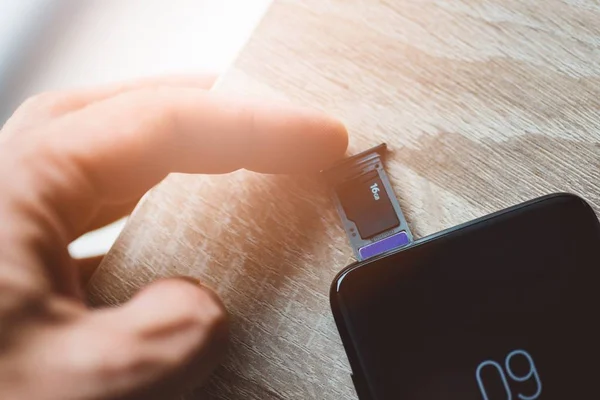 Hombre Insertando Tarjeta Memoria Tarjeta Sim Teléfono Inteligente — Foto de Stock