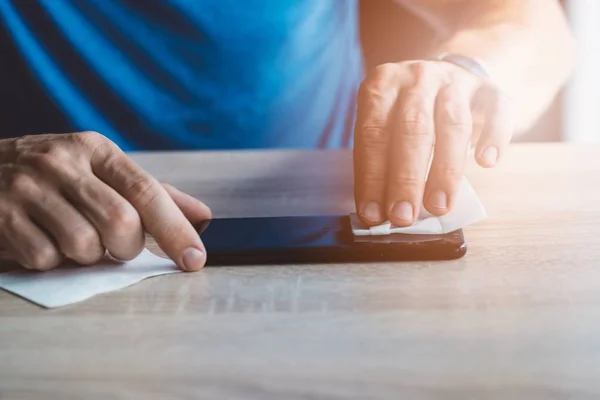 Hombre Que Limpia Pantalla Del Teléfono Inteligente Con Paño Antes —  Fotos de Stock