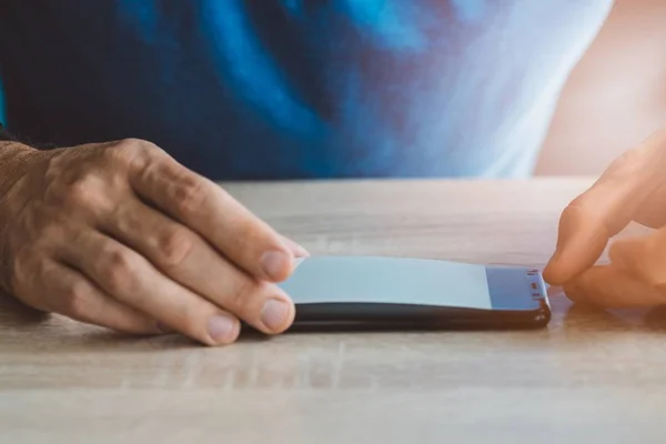 Hombre Aplicando Lámina Pantalla Protectora Teléfono Inteligente Pantalla Táctil —  Fotos de Stock