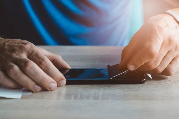 Hombre Aplicando Lámina Pantalla Protectora Teléfono Inteligente Pantalla Táctil —  Fotos de Stock