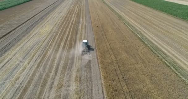 Drohnenvideo Vom Traktorpflug Sommerernte Arbeiten Auf Dem Hof — Stockvideo
