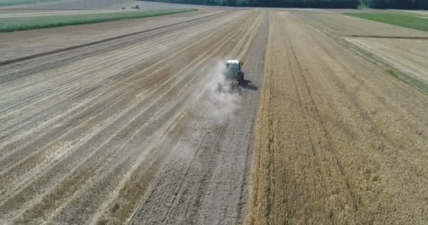 拖拉机犁耕场空中无人机视频 夏季收获 农场工程 — 图库视频影像