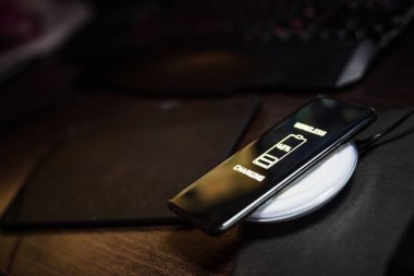 Dokunmatik ekran smartphone indüksiyon şarj şarj kablosuz. Kablosuz şarj cihazı