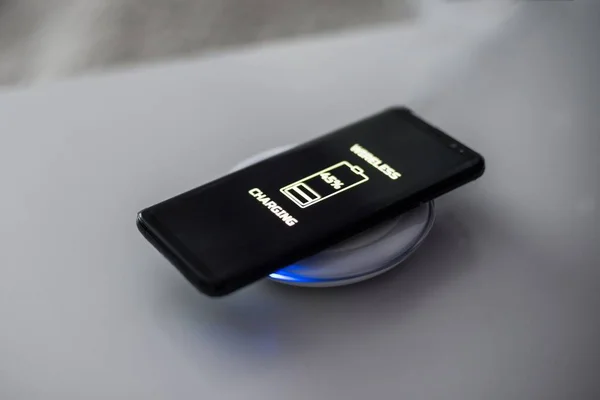 Black Touchscreen Smartphone Wireless Charging Induction Charger Wireless Charger — Stock Photo, Image