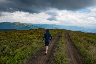 Yağmur altında çalışan çocuk. Karpat Dağları Ukrayna