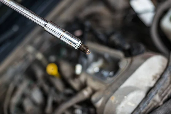 Mechaniker Wechseln Kaputte Autozündkerzen Aus Autoreparatur Austausch Der Zündkerzen — Stockfoto