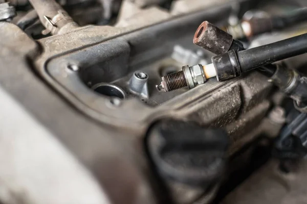 Mechaniker Wechseln Kaputte Autozündkerzen Aus Autoreparatur Austausch Der Zündkerzen — Stockfoto