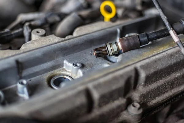 Gamla Trasiga Bil Tändstift Bil Reparation Byte Tändstift — Stockfoto