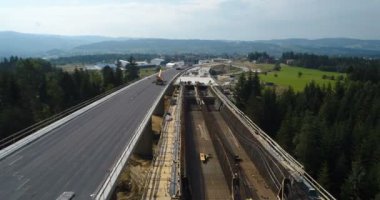 Karayolu yapım aşamasında üzerinde hava dron görünümü. Polonya Ulusal yol sayısı 7 Viyadüğü inşaatı