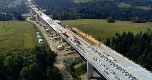 建設中高速道路空中ドローン ビュー ポーランドの国道番号 に高架橋の建設 — ストック動画