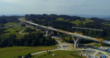Karayolu yapım aşamasında üzerinde hava dron görünümü. Polonya Ulusal yol sayısı 7 Viyadüğü inşaatı