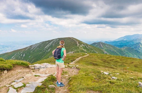 Woman Walking Mountain Trail Polish Tatra Mountains — Stock Photo, Image