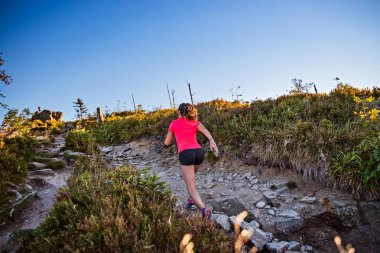 Dağlarda çalışan güzel bir genç kadın. Kadın iz runner. Szczyrk, Beskidy Mountains, Polonya