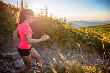 Dağlarda çalışan güzel bir genç kadın. Kadın iz runner. Szczyrk, Beskidy Mountains, Polonya