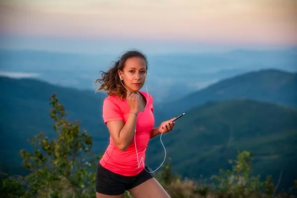 Young Woman Listening Music Trail Running Mountains Szczyrk Beskidy Mountains — Stock Photo, Image