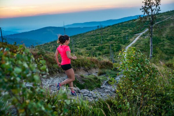 Женский след, бегущий в горах. Очирк, Киди, Силезианский район, Польша
