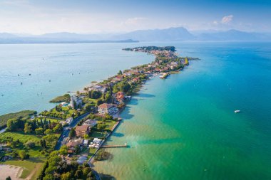 Sirmione sul Garda havadan görünümü. İtalya, Lombardy