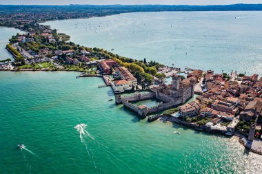 Sirmione sul Garda havadan görünümü. İtalya, Lombardy